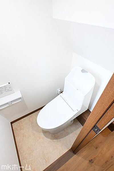 温水洗浄便座付きのトイレです！設備は新品に交換済みですので気持ちよくお住まい頂けます！