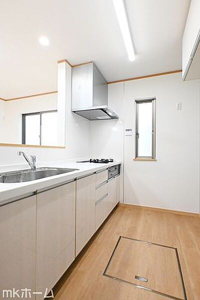 使い勝手の良いシステムキッチンを採用！作業スペースも広めにとられておりご家族でお料理が楽しめます！