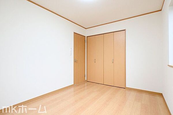 各居室に大型のクローゼットを設置！豊富な収納があることで広い居住スペースを確保することができます！