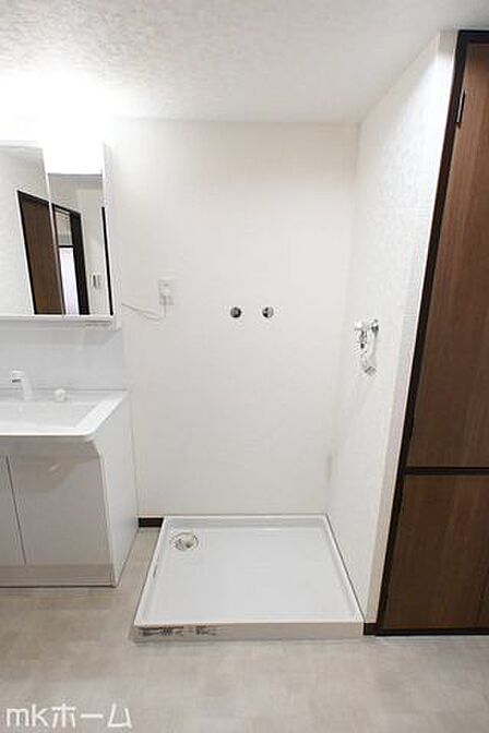 洗濯機置き場も広めのスペースを確保しております!是非、現地にてスペースを確認してみてください!
