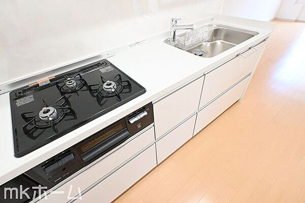 使い勝手の良いシステムキッチンを採用！作業スペースも広めにとられておりご家族でお料理が楽しめます！