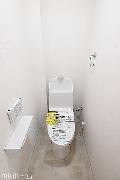 温水洗浄便座付きのトイレです！設備は新品に交換済みですので気持ちよくお住まい頂けます！