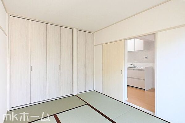 リビング横にはあると落ち着く和室があります！クローゼット付きですのでお布団類なども無理なく収納できます！