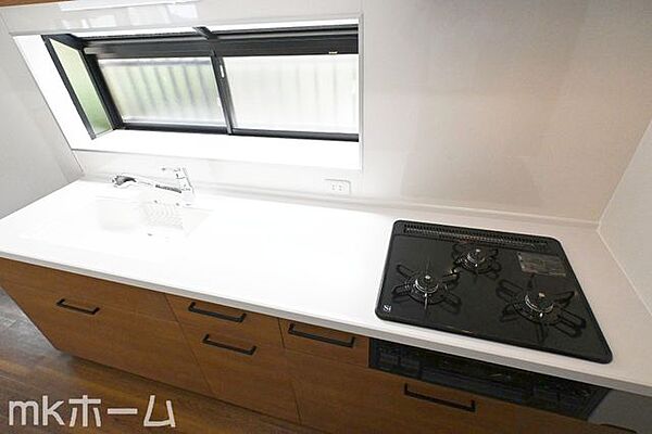 使い勝手の良いシステムキッチンを採用！作業スペースも広めにとられておりご家族でお料理が楽しめます！