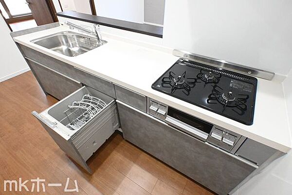 食洗機付きのシステムキッチンは収納も豊富！散らかりがちなキッチンも大容量の収納でスッキリ片付きます！