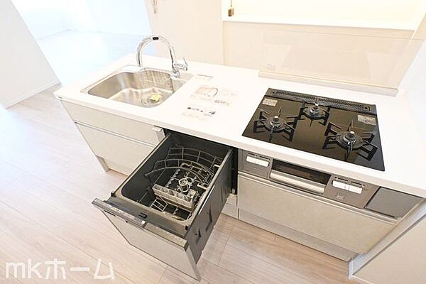 食洗機付きのシステムキッチンは収納も豊富！散らかりがちなキッチンも大容量の収納でスッキリ片付きます！
