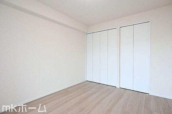 洋室には収納もしっかり完備されており、部屋を広々と利用することが可能なです！