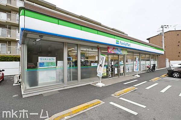 ファミリーマート稲毛小中台町店 徒歩9分。 680m