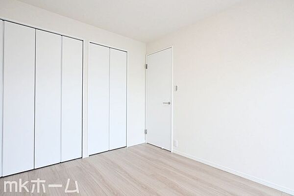 居室に大型のクローゼットを設置！豊富な収納があることで広い居住スペースを確保することができます！