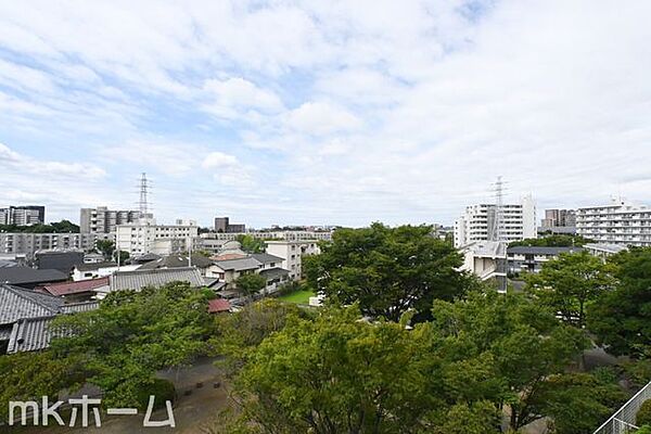 抜けるような眺望はマンションならではですね！3階のお部屋ですので陽当たりも良好です！