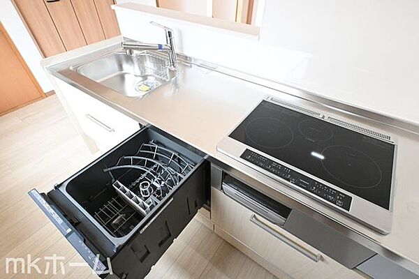 食洗機付きのシステムキッチンは収納も豊富！散らかりがちなキッチンも大容量の収納でスッキリ片付きます！