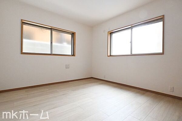 シンプルな洋室はおしゃれで居心地の良い空間です！二面採光で柔らかい陽の光が差し込みます！