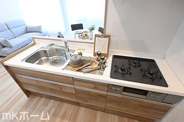 使い勝手の良いシステムキッチンを採用！作業スペースも広めにとられておりご家族でお料理が楽しめます！
