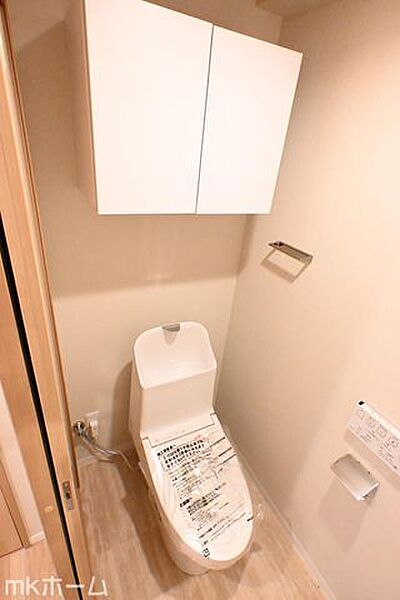 温水洗浄便座付きのトイレです！設備は新品に交換済みですので気持ちよくお住まい頂けます！
