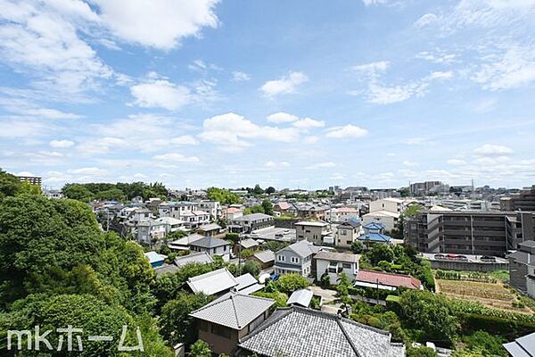 抜けるような眺望はマンションならではですね！5階のお部屋ですので陽当たりも良好です！