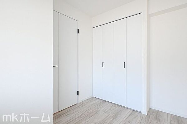 居室に大型のクローゼットを設置！豊富な収納があることで広い居住スペースを確保することができます！