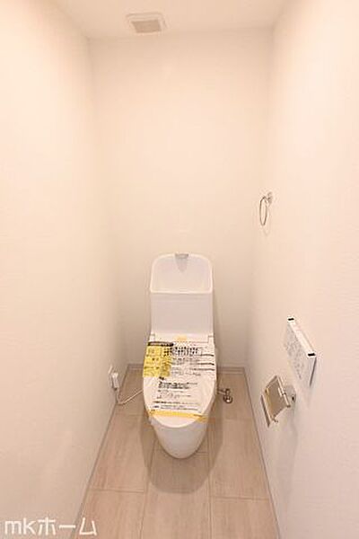 温水洗浄便座付きのトイレです！設備は新品に交換済みですので気持ちよくお住まい頂けます！