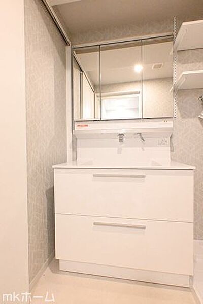 大きな鏡と洗面台が付いた洗面化粧台は収納も豊富！買い置きした日用品などまとめて収納する事が出来ます！