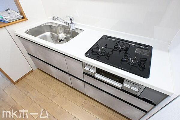 使い勝手の良いシステムキッチンを採用！作業スペースも広めにとられておりご家族でお料理が楽しめます！