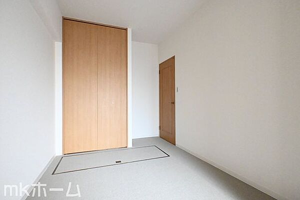 居室に大型のクローゼットを設置！豊富な収納があることで広い居住スペースを確保することができます！