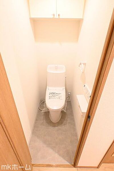 温水洗浄便座付きのトイレです！設備は新品に交換済みですので気持ちよくお住まい頂けます！