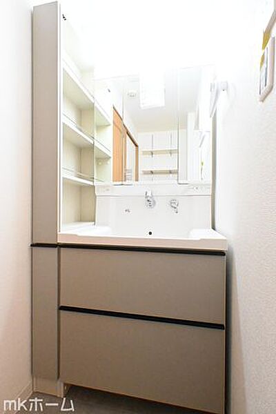大きな鏡と洗面台が付いた洗面化粧台は収納も豊富！買い置きした日用品などまとめて収納する事が出来ます！