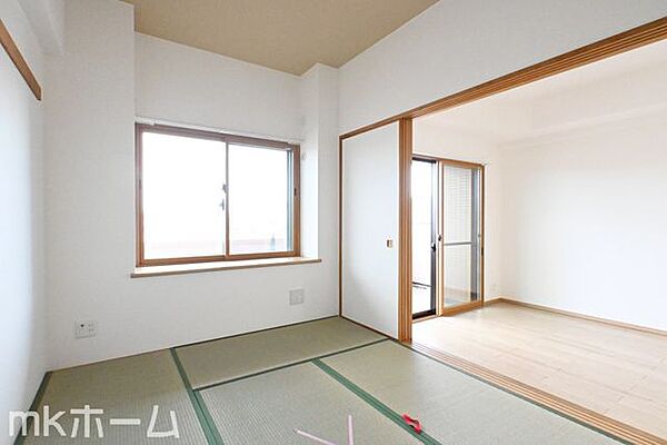 リビング横の和室は多目的に利用可能な空間です！お子様の遊び場、また客間として多彩にご利用頂けます！