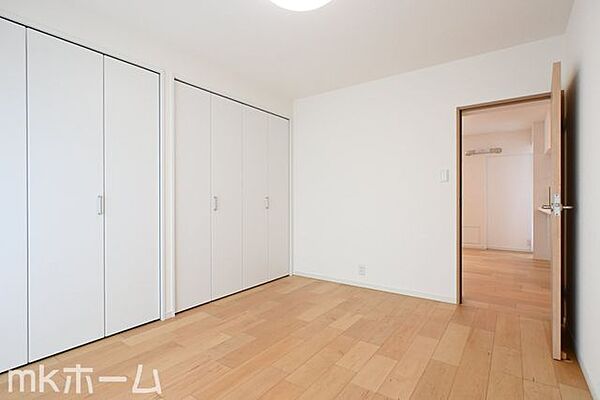居室に大型のクローゼットを設置！豊富な収納があることで広い居住スペースを確保することができます！