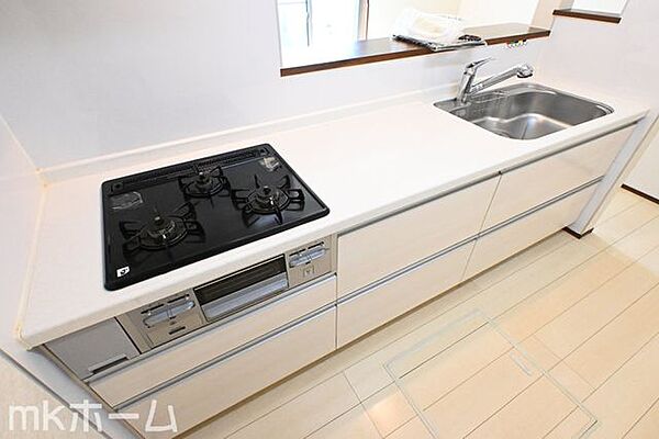 使い勝手の良いシステムキッチンを採用！作業スペースも広めにとられておりご家族でお料理が楽しめます！
