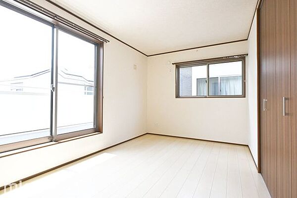 シンプルな洋室はおしゃれで居心地の良い空間です！二面採光で柔らかい陽の光が差し込みます！