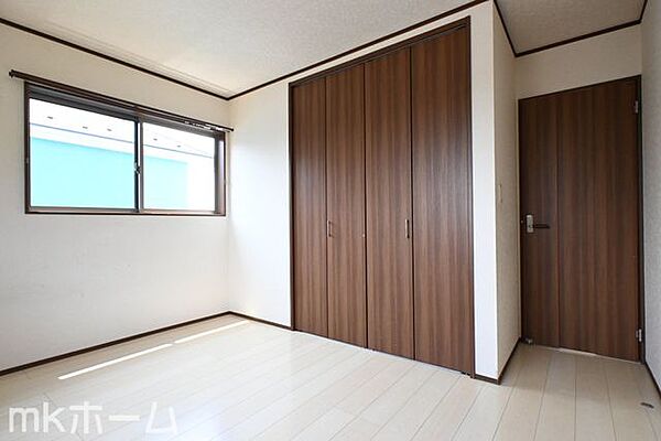 洋室には収納もしっかり完備されており、部屋を広々と利用することが可能なです！