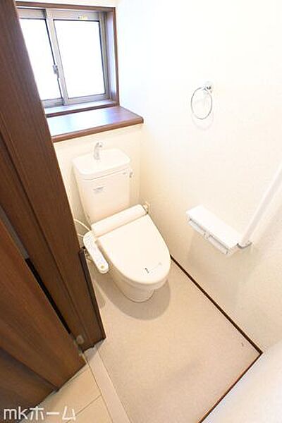温水洗浄便座付きのトイレです！もちろん窓もあり換気もしっかり出来ます！