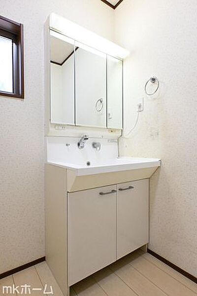 大きな鏡と洗面台が付いた洗面化粧台は収納も豊富！買い置きした日用品などまとめて収納する事が出来ます！
