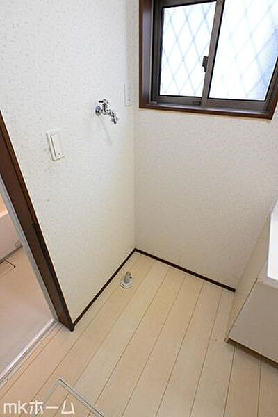 洗濯機置き場も広めのスペースを確保しております！是非、現地にてスペースを確認してみてください！