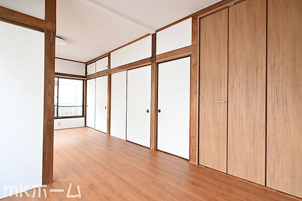 居室に大型のクローゼットを設置！豊富な収納があることで広い居住スペースを確保することができます！