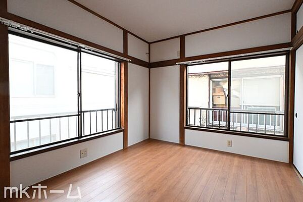 シンプルな洋室はおしゃれで居心地の良い空間です！二面採光で柔らかい陽の光が差し込みます！
