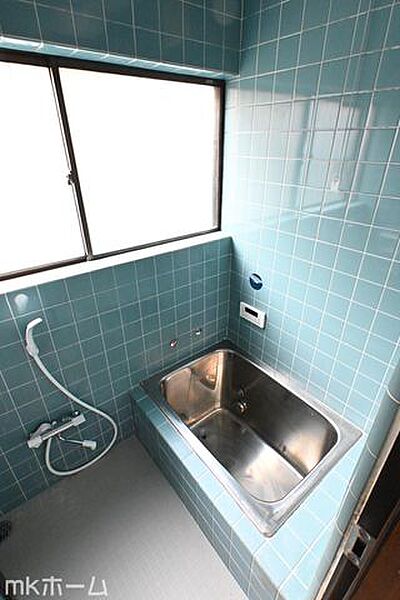 足を延ばし入浴できる大きな浴槽は一日の疲れを癒してくれる空間です！癒しのひと時をお過ごしください！