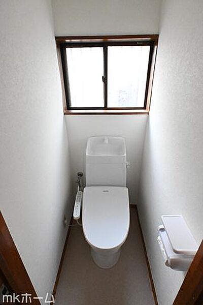 温水洗浄便座付きのトイレです！もちろん窓もあり換気もしっかり出来ます！