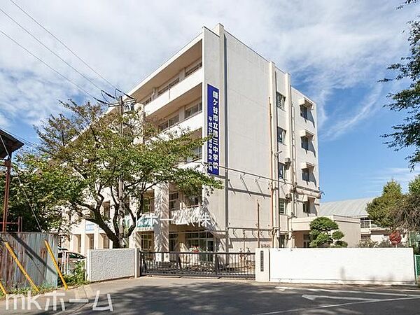 鎌ケ谷市立第三中学校 徒歩25分。 1940m
