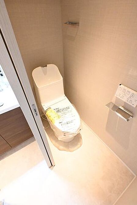温水洗浄便座付きのトイレです!設備は新品に交換済みですので気持ちよくお住まい頂けます!