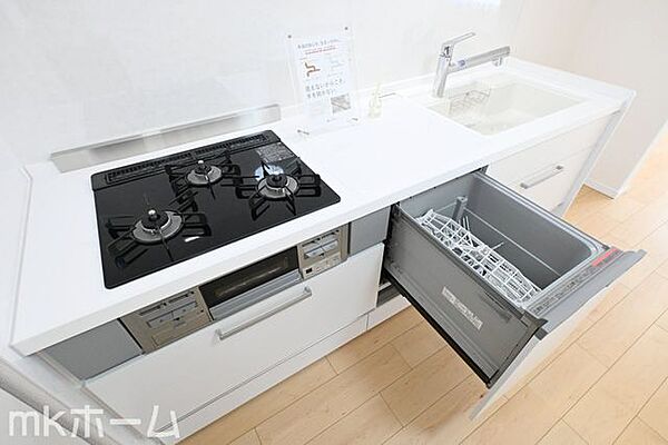 食洗機付きのシステムキッチンは収納も豊富！散らかりがちなキッチンも大容量の収納でスッキリ片付きます！