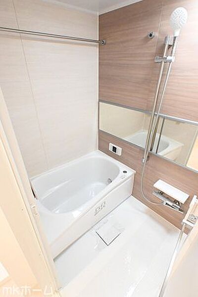 足を延ばし入浴できる大きな浴槽は一日の疲れを癒してくれる空間です！癒しのひと時をお過ごしください！