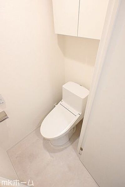 温水洗浄便座付きのトイレです！設備は新品に交換済みですので気持ちよくお住まい頂けます！