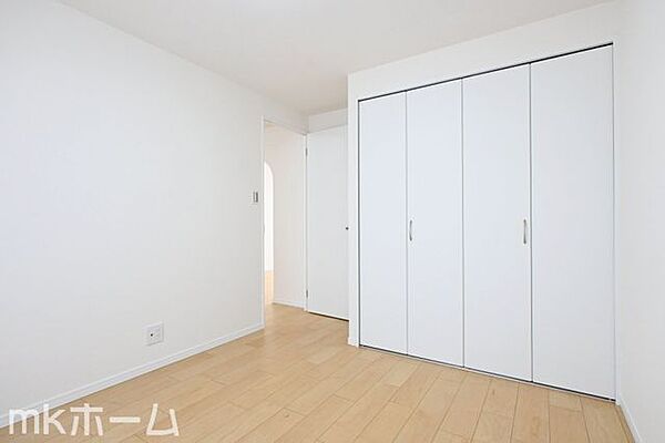 洋室には収納もしっかり完備されており、部屋を広々と利用することが可能なです！