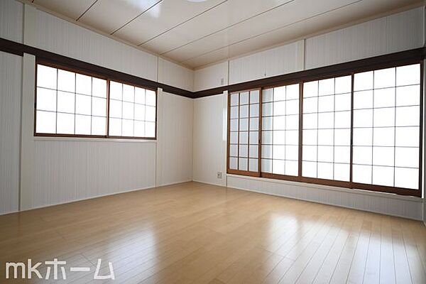 シンプルな洋室はおしゃれで居心地の良い空間です！二面採光で柔らかい陽の光が差し込みます！
