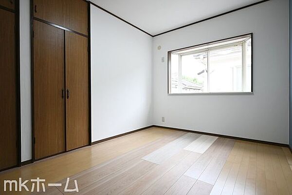 洋室には収納もしっかり完備されており、部屋を広々と利用することが可能なです！