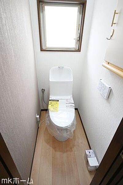 温水洗浄便座付きのトイレです！もちろん窓もあり換気もしっかり出来ます！