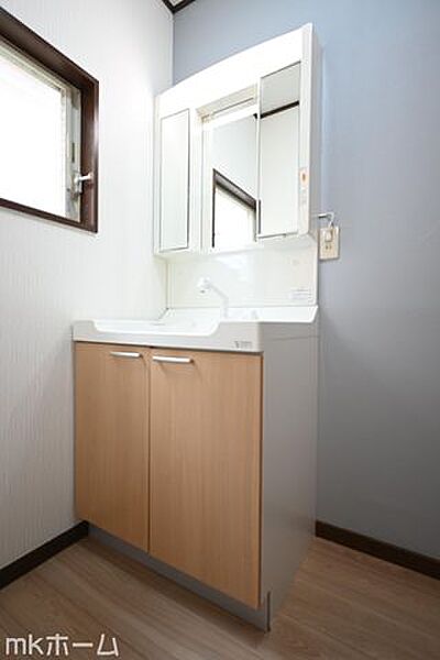 大きな鏡と洗面台が付いた洗面化粧台は収納も豊富！買い置きした日用品などまとめて収納する事が出来ます！
