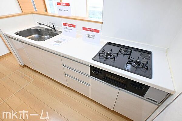 使い勝手の良いシステムキッチンを採用！作業スペースも広めにとられておりご家族でお料理が楽しめます！
