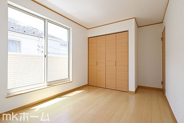 洋室には収納もしっかり完備されており、部屋を広々と利用することが可能なです！